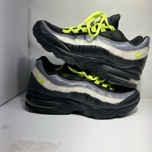 OG Airmax 95 black and volt 7Y Preowned - Picture 4 of 7